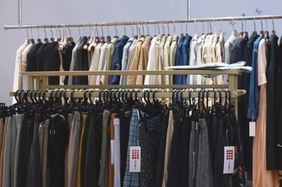 “美女企業家”變身時尚主播!金山這家寶藏服裝工廠店又火了